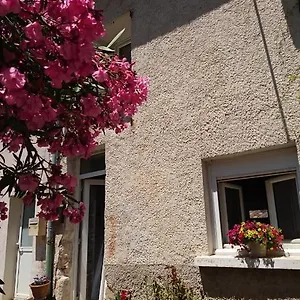  Hébergement de vacances Charmante Maison De Village Avec Jacuzzi
